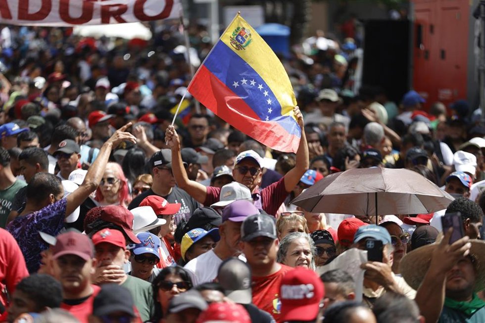 04 January 2026, Venezuela, Caracas: Supporters of Venezuelan leader Nicolas Maduro gather in the city center to protest after US President Donald Trump announced that the Venezuelan president had been captured.