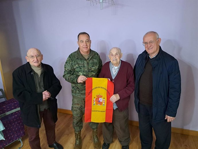 El subdelegado de Defensa en Ávila visita al militar de mayor edad en la provincia, con 93 años