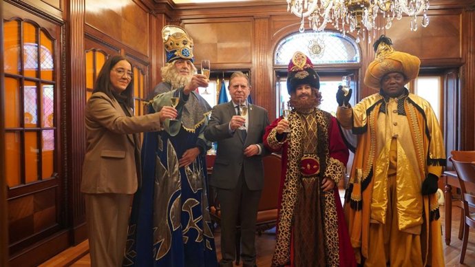 El alcalde, Alfredo Canteli, y la concejala Covadonga Díaz, con los Reyes Magos.