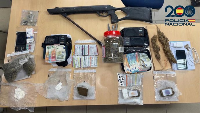 Drogas y otros enseres intervenidos.