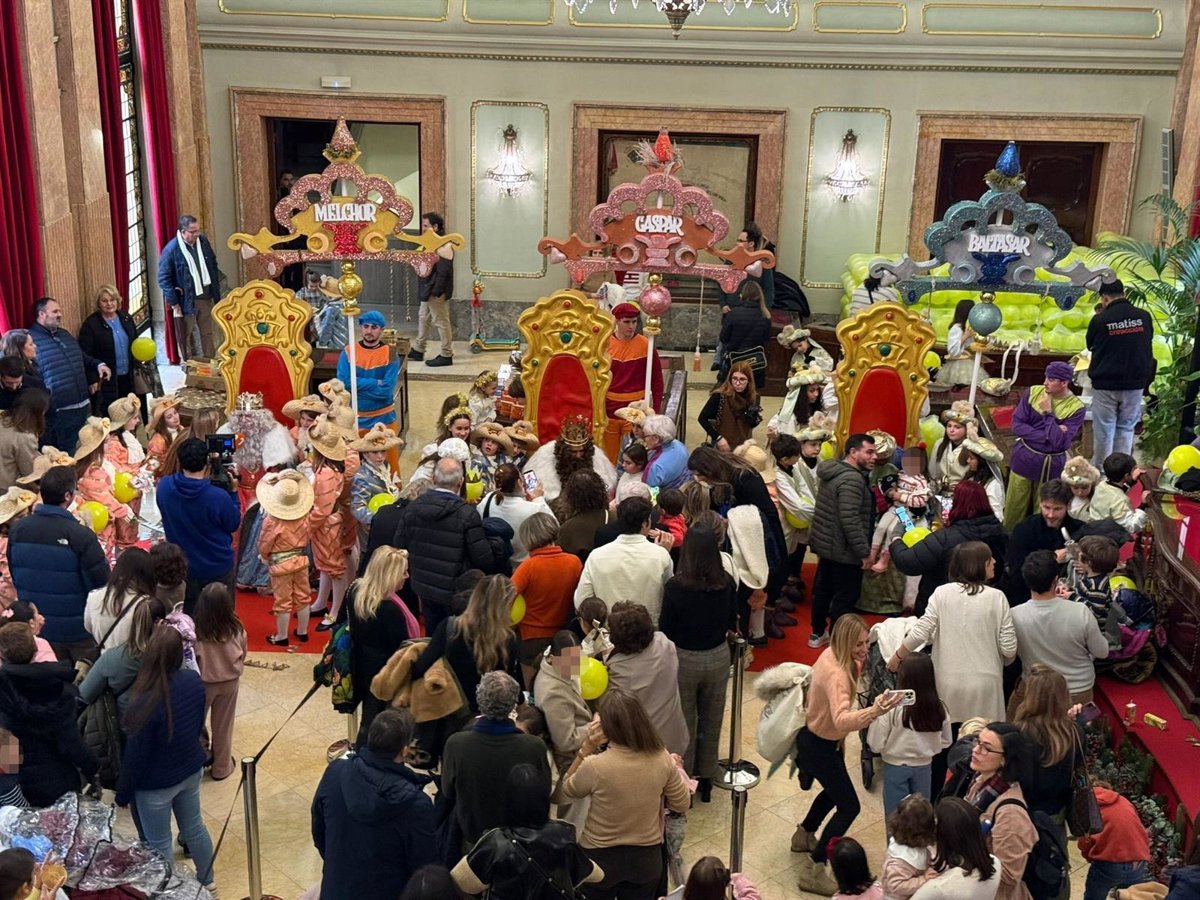 La lluvia no impide a los murcianos acudir a la recepción de los Reyes Magos