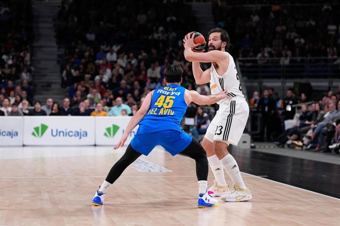 Archivo - Sergio Llull of Real Madrid and Tamir Blatt of Maccabi Tel Aviv in action during the Turkish Airlines EuroLeague, Regular Season round 21, basketball match played between Real Madrid and Maccabi Playtika Tel Aviv at Movistar Arena on January 14,