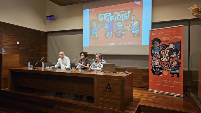 Charla del ciclo 'Gráficas' celebrado en noviembre de 2025. De izquierda a derecha Justo Navarro, Natacha Bustos y Esther Cruz.