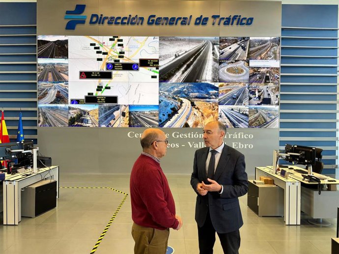 El  jefe provincial de Tráfico, José Antonio Mérida,  y el delegado del Gobierno en Aragón, Fernando Beltrán, este lunes en el centro de gestión del tráfico de Zaragoza.