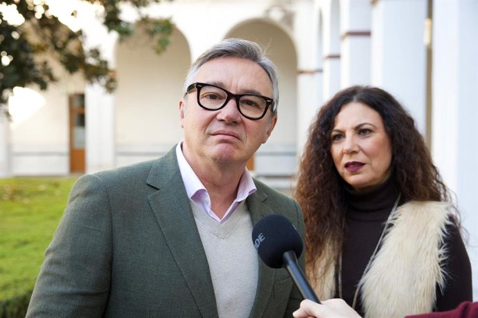 El portavoz parlamentario de Vox en Andalucía, Manuel Gavira, atiende a los medios en el Parlamento.