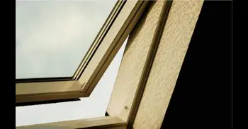 Por qué dejar la ventana entreabierta para ventilar no es tan buena idea y cómo hacerlo correctamente