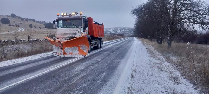 Camión quitanieves de Diputación de Segovia durante la mañana del 5 de enero.