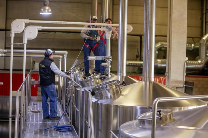 Archivo - Operarios trabajando entre alambiques en la fábrica de cerveza artesanal 'La Virgen', en Las Rozas (Madrid, España), a 9 de noviembre de 2019.