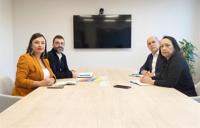 Reunión de representantes de EH Bildu con la cónsul de Venezuela en Bilbao, Glenna Cabello, y el cónsul adjunto Juan Manuel Borregales