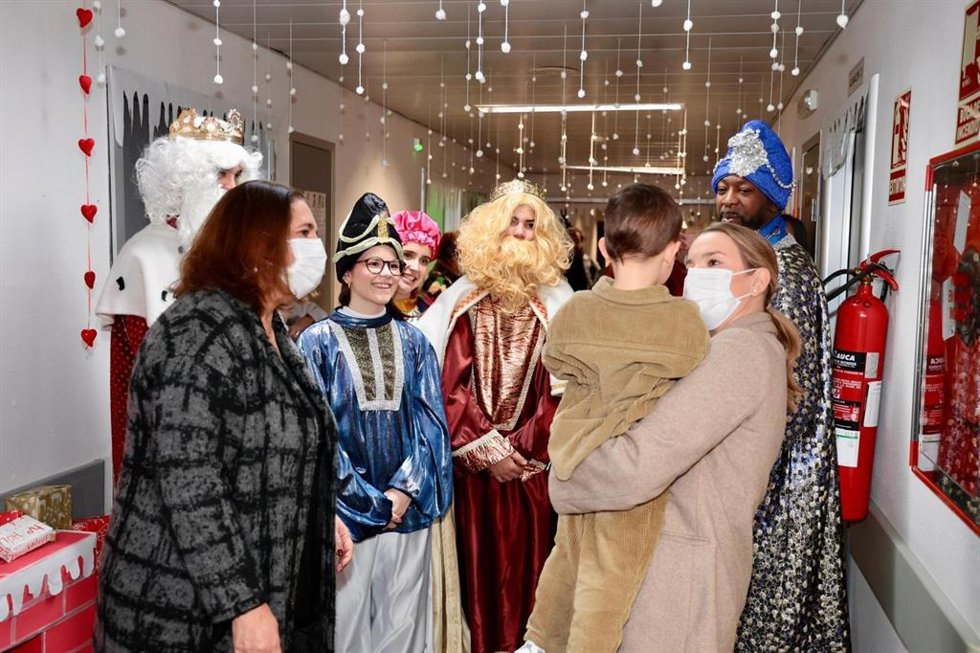 Los Reyes Magos visitan a los niños ingresados en el Hospital Son Lltzer.