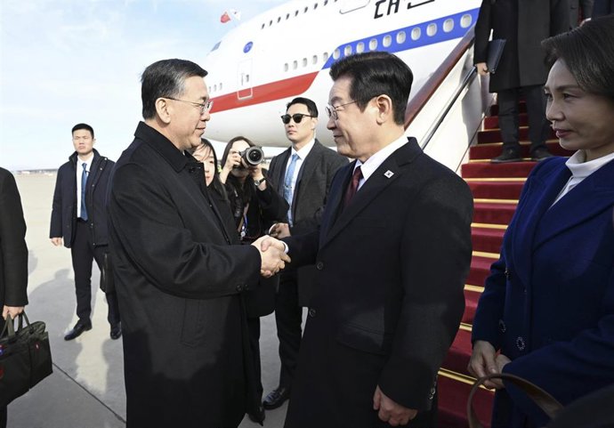 El presidente de Corea del Sur, Lee Jae Myung, junto a su homólogo chino, Xi Jinping, a su llegada a Pekín. 