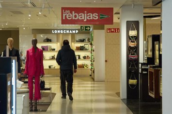 Archivo - Varias personas, en los primeros minutos de rebajas, en El Corte Inglés de la calle Preciados,  