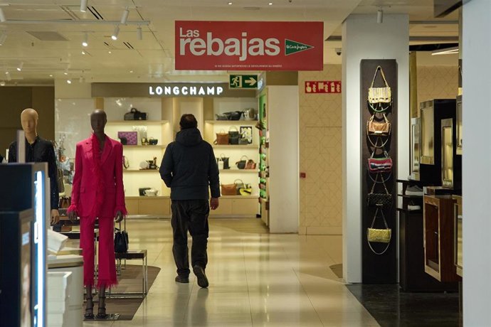 Archivo - Varias personas, en los primeros minutos de rebajas, en El Corte Inglés de la calle Preciados,  
