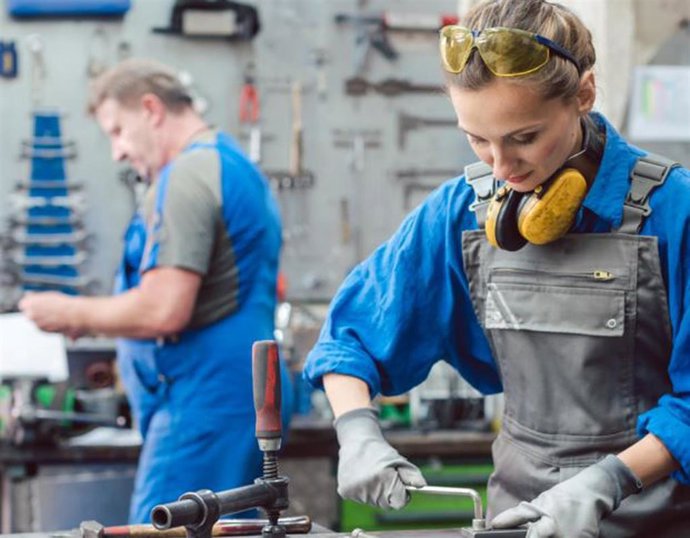 Archivo - Trabajadores en una imagen de archivo del IBV