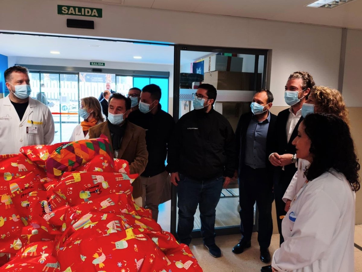 Los niños hospitalizados en La Arrixaca reciben los juguetes recogidos por FREMM