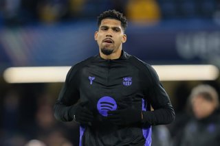 Archivo - November 25, 2025, London, England, United Kingdom: Ronald Araujo of FC Barcelona during the UEFA Champions League match between Chelsea and FC Barcelona at Stamford Bridge in London, England