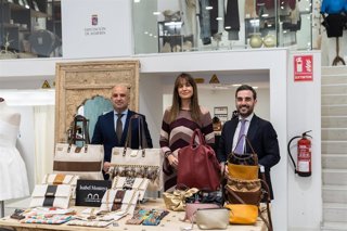 Imagen de archivo del presidente de la Diputación de Almería, el diputado de Promoción de la Provincia y la embajadora de 'Talento Almeriense'.