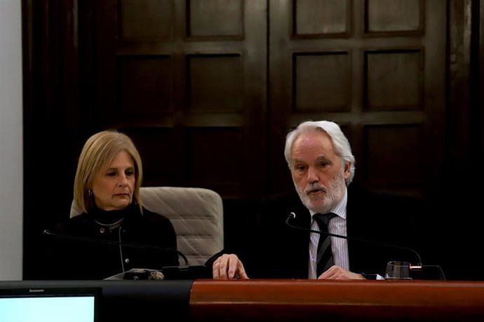 La alcaldesa de Jerez, María José García-Pelayo, y el primer teniente de alcaldesa y responsable de Patrimonio en el Ayuntamiento, Agustín Muñoz, en el pleno municipal.