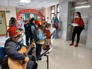 Visita del coro infantil al Hospital de Motril.