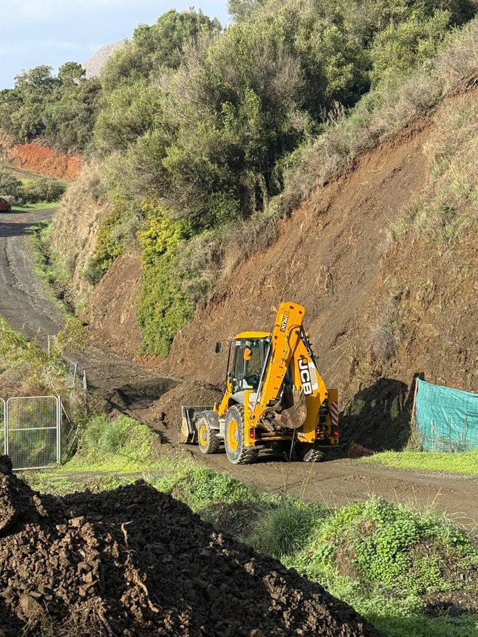 El Ayuntamiento de Estepona despliega a las brigadas municipales para la limpieza y arreglos de caminos afectados por el temporal