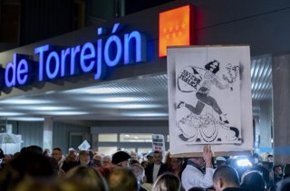 Manifestantes durante una concentración ante el Hospital de Torrejón, a 12 de diciembre de 2025, en Torrejón de Ardoz, Madrid (España). Defensa de la Sanidad Pública ha convocado la concentración para que este centro gestionado por el grupo privado Ribera