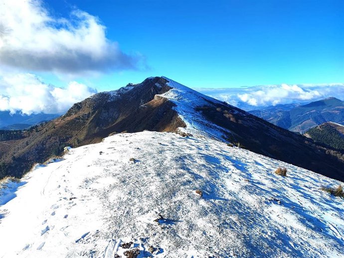 Monte Ganekogorta (Bizkaia) con nieve