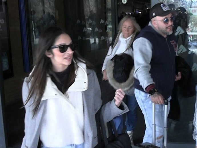 Kiko Rivera y Lola García a su llegada a Sevilla