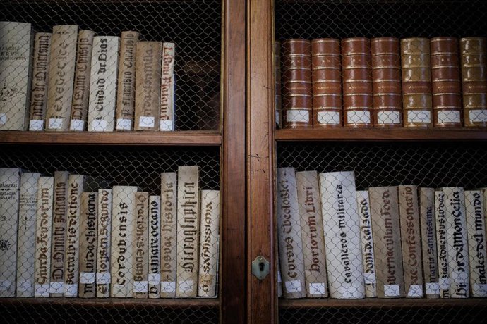 Archivo - Una estantería con libros en uno de los salones de la sede de la Biblioteca Nacional de España, a 20 de abril de 2023, en Madrid (España). 