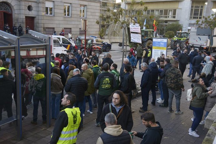 Tractores de ganaderos en el centro de Ourense, a 29 de diciembre de 2025, en Ourense, Galicia (España). Una tractorada de ganaderos colapsa el centro de Ourense este lunes, en el entorno de la Subdelegación del Gobierno, en contra del acuerdo de la UE co