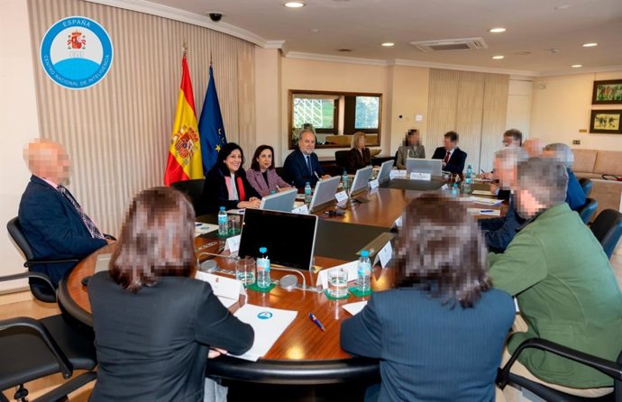 A Ministra da Defesa, Margarita Robles, visita a sede da CNI.
