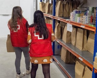 El voluntariado de Cruz Roja Juventud en la campaña 'El juguete educativo'.