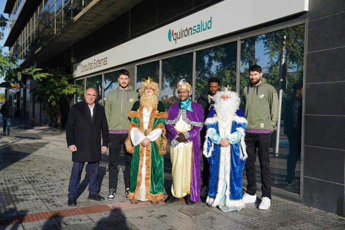 Visita al Hospital Quiron Malaga de los reyes magos y jugadores del Unicaja Baloncesto.