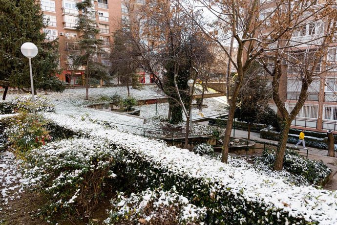 Una capa de nieve cubre las calles del barrio de Santa Eugenia durante la borrasca ‘Francis’, a 5 de enero de 2026, en Madrid (España).