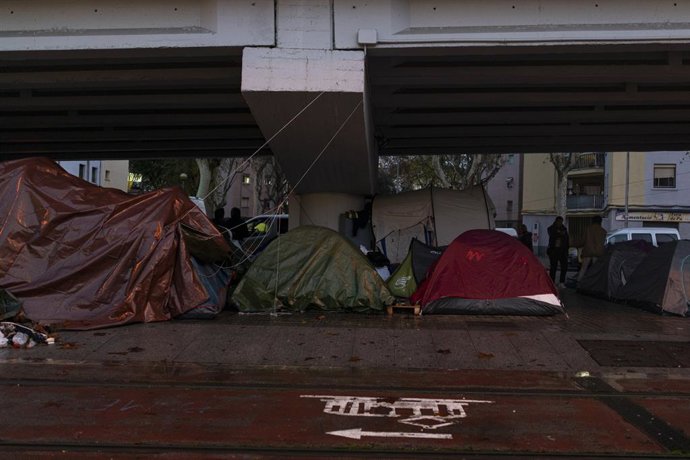 Uns quants desallotjats al pont de la C-31