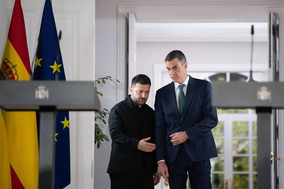 Archivo - El presidente del Gobierno, Pedro Sánchez (d), y el presidente de Ucrania, Volodímir Zelenski (i), durante una rueda de prensa posterior a su reunión en el Palacio de la Moncloa, a 18 de noviembre de 2025, en Madrid (España).