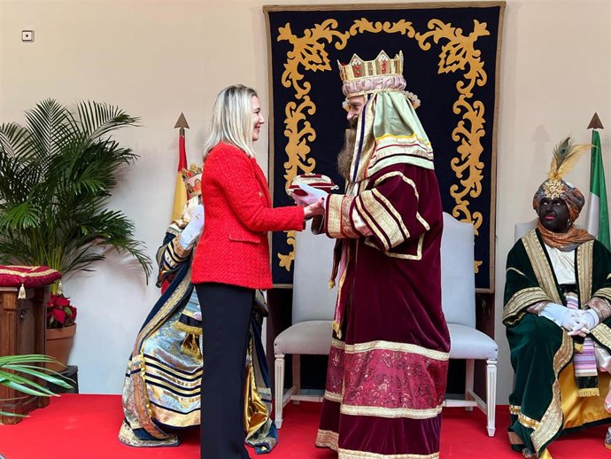 La alcaldesa de Alcalá de Guadaíra (Sevilla), Ana Isabel Jiménez, entrega las Llaves de Oro de la Ciudad a Sus Majestades los Reyes Magos de Oriente.