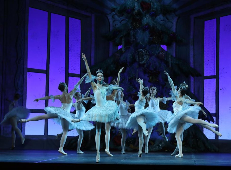 Archivo - Las bailarinas del Ballet de Kiev durante la presentación de 'El Cascanueces' en el Teatro Lope de Vega, a 19 de diciembre de 2022, en Madrid, (España). 