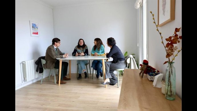 Archivo - El president de la Generalitat, Salvador Illa, i la consellera d'Economia i Finances, Alícia Romero, amb una família beneficiària d'un préstec Emancipació a Barcelona