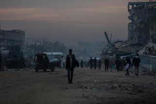 Palestinos desplazados en ciudad de Gaza, en el norte de la Franja, por la ofensiva israelí contra el enclave