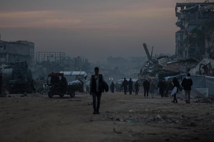 Palestinos desplazados en ciudad de Gaza, en el norte de la Franja, por la ofensiva israelí contra el enclave