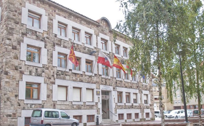 Archivo - Sede del Ayuntamiento de Torrelavega en la plaza Baldomero Iglesias