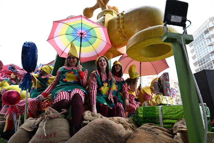 Una de las carrozas de la Cabalgata de Reyes Magos recorre las calles de Almería bajo la lluvia.