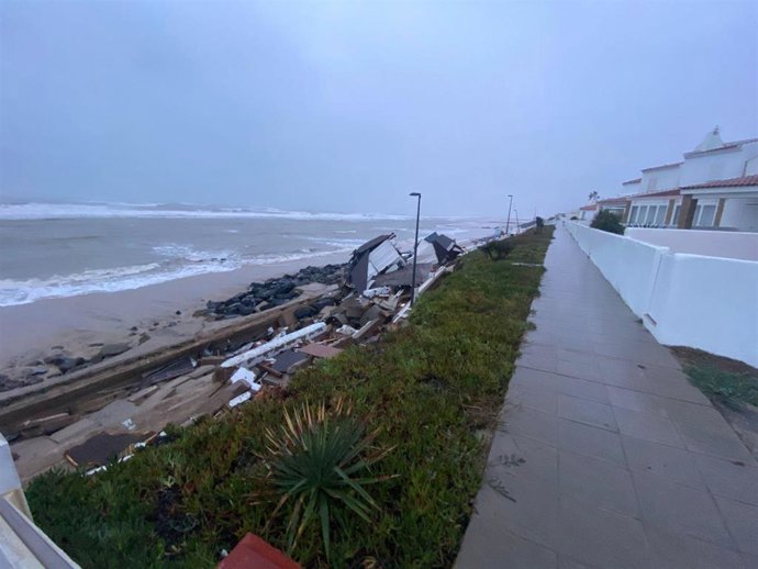 Situación del paseo marítimo de Matalascañas tras el paso de la borrasca Francis.