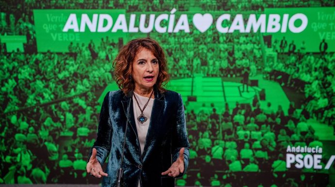 La secretaria general del PSOE-A en rueda de prensa, a 18 de diciembre del 2025. La secretaria general del PSOE-A, María Jesús Montero, atiende a los medios antes de la reunión de la Comisión Ejecutiva Regional (CER). (Foto de archivo).