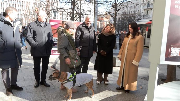 El presidente del Gobierno de Aragón, Jorge Azcón, y la alcaldesa de Zaragoza, Natalia Chueca, visitan la campaña de adopción de animales del Centro Municipal de Protección Animal (CMPA).