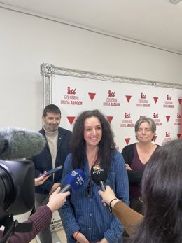 La coordinadora general de IU Aragón, Marta Abengochea, junto al diputado Álvaro Sanz y la esponsable de Derechos Sociales y Feminismo de IU Aragón, Marga Deyá.