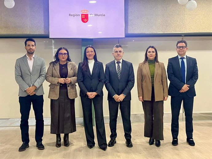 La consejera Carmen Conesa, con su equipo, en la presentación del balance de 2025