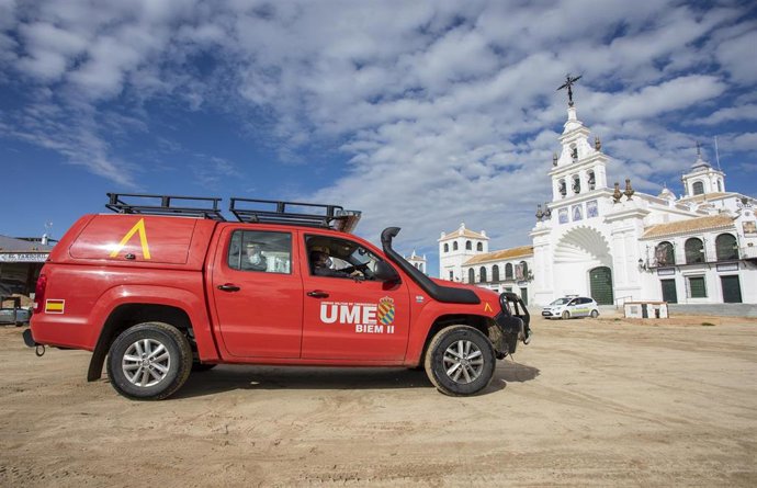 Archivo - Imagen de archivo de la UME patrullando la aldea de  El Rocío.