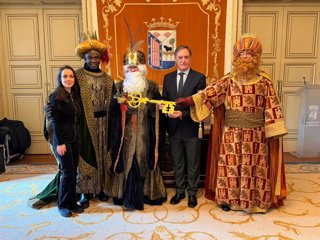 El alcalde de Salamanca entrega una 'llave mágica' a los Reyes para abrir las puertas de la ciudad .