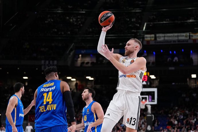 Archivo - Dzanan Musa of Real Madrid in action during the Turkish Airlines EuroLeague, Regular Season round 21, basketball match played between Real Madrid and Maccabi Playtika Tel Aviv at Movistar Arena on January 14, 2025, in Madrid, Spain.